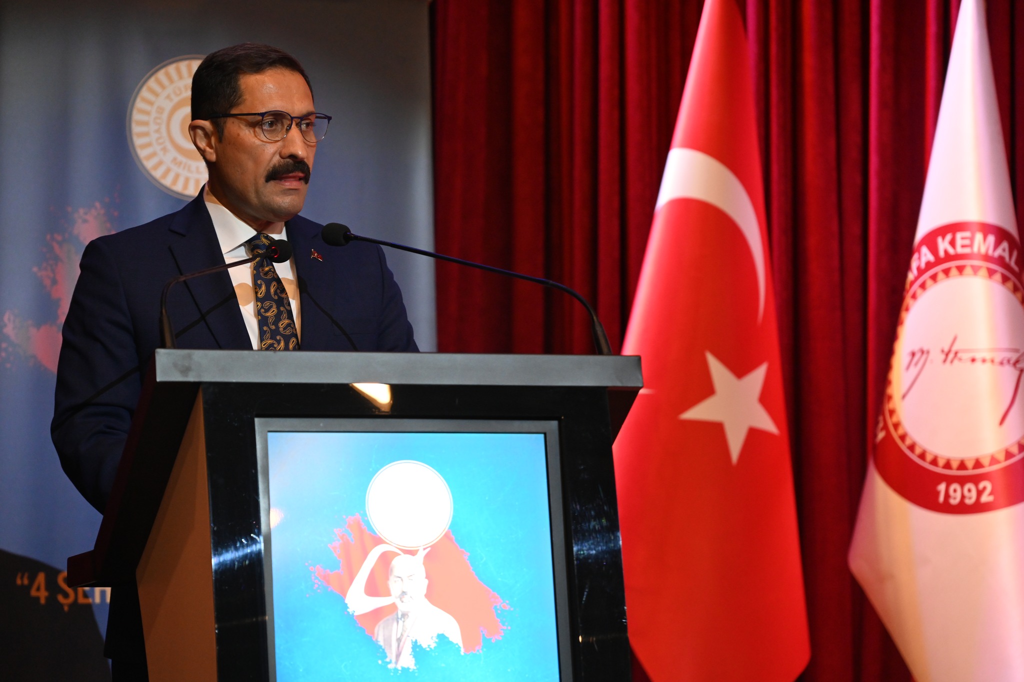 Konuşmacı kürsüde sunumunu gerçekleştiriyor.