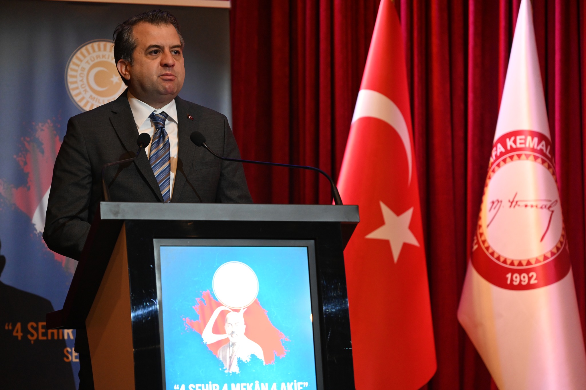 Konuşmacı kürsüde sunumunu gerçekleştiriyor.