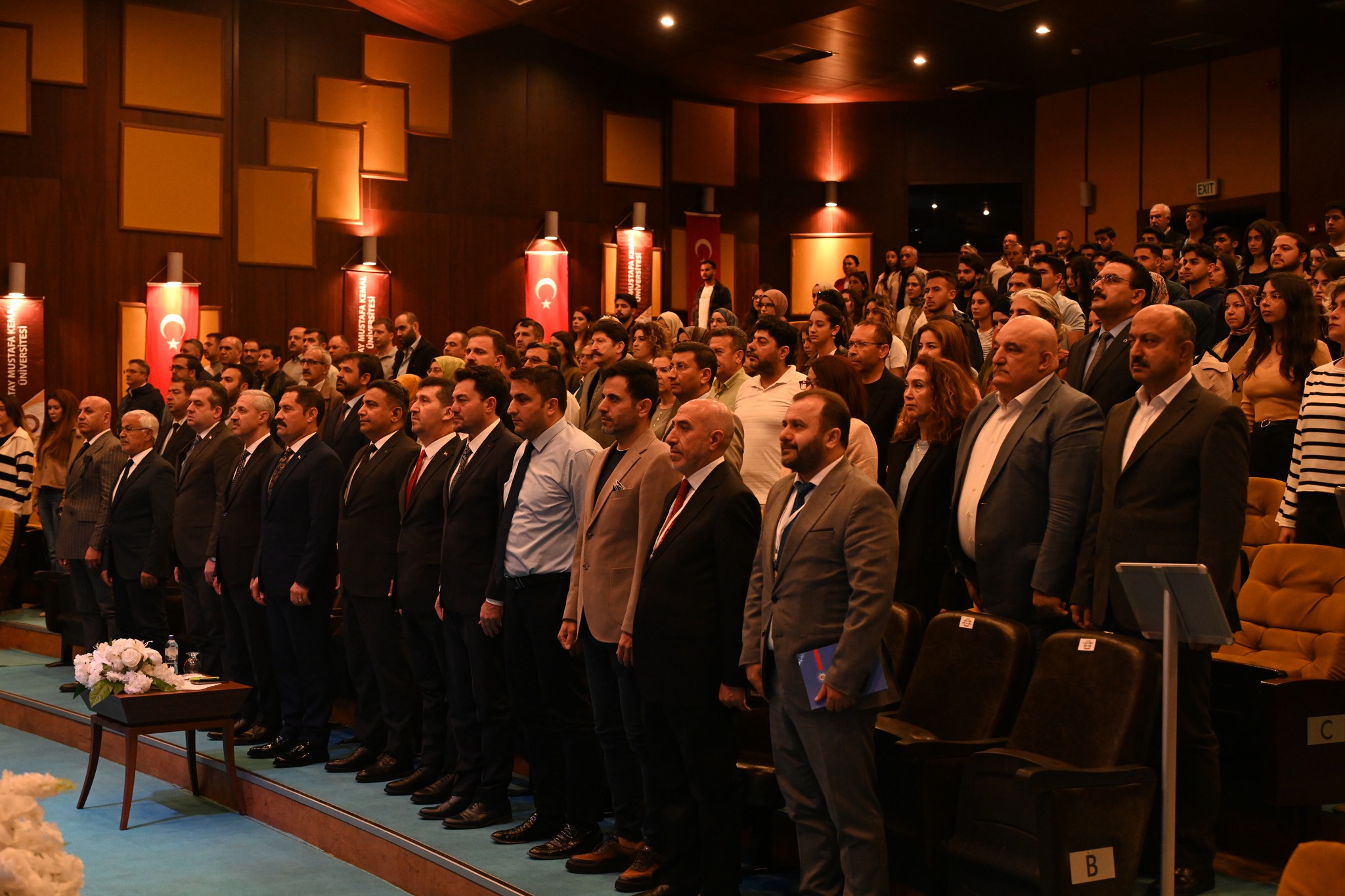 Konuklar saygı duruşunda.