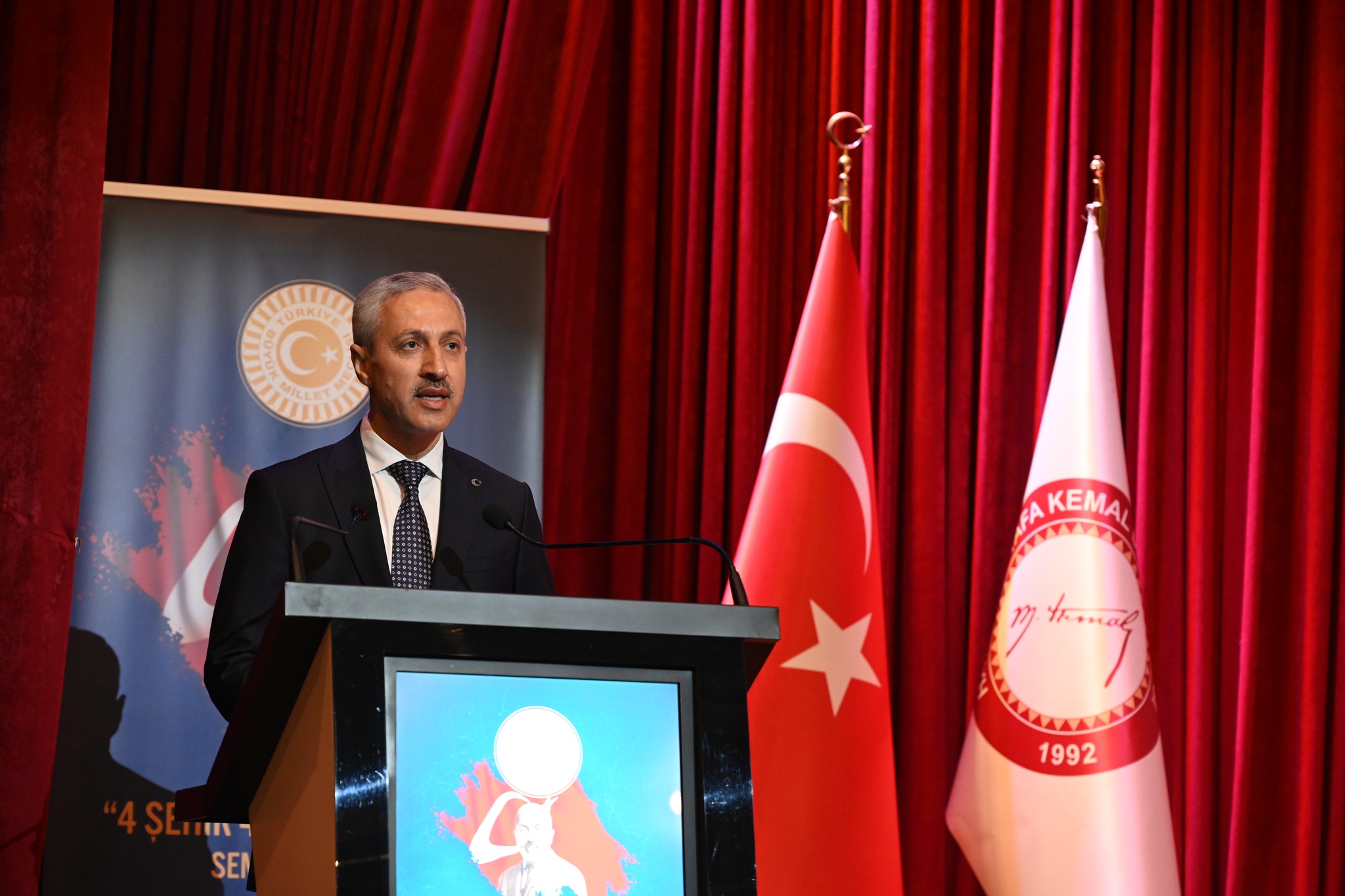 Konuşmacı kürsüde sunumunu gerçekleştiriyor.