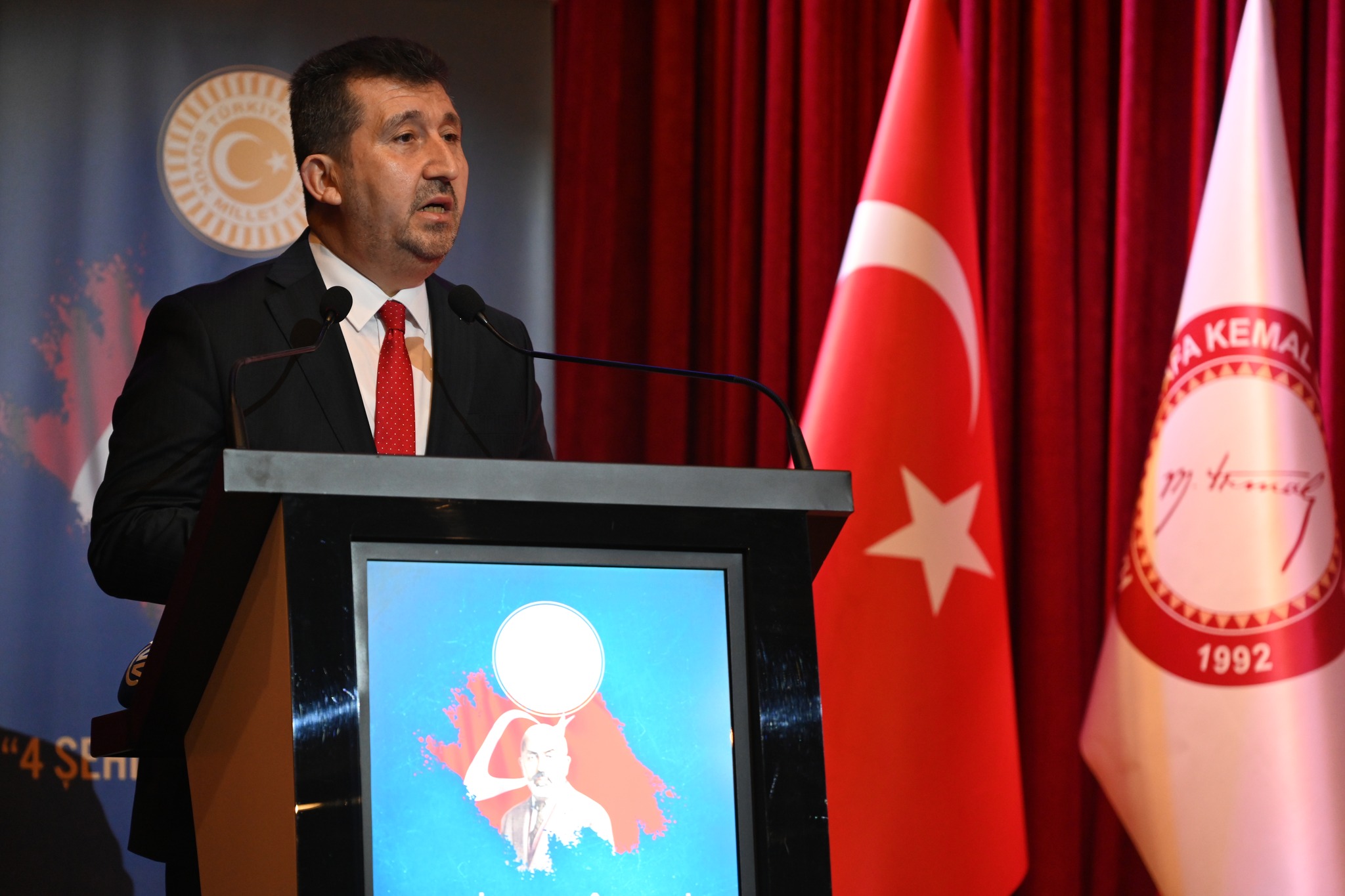 ASBÜ Rektörü Prof. Dr. Musa Kazım Arıcan kürsüde sunumunu gerçekleştiriyor.