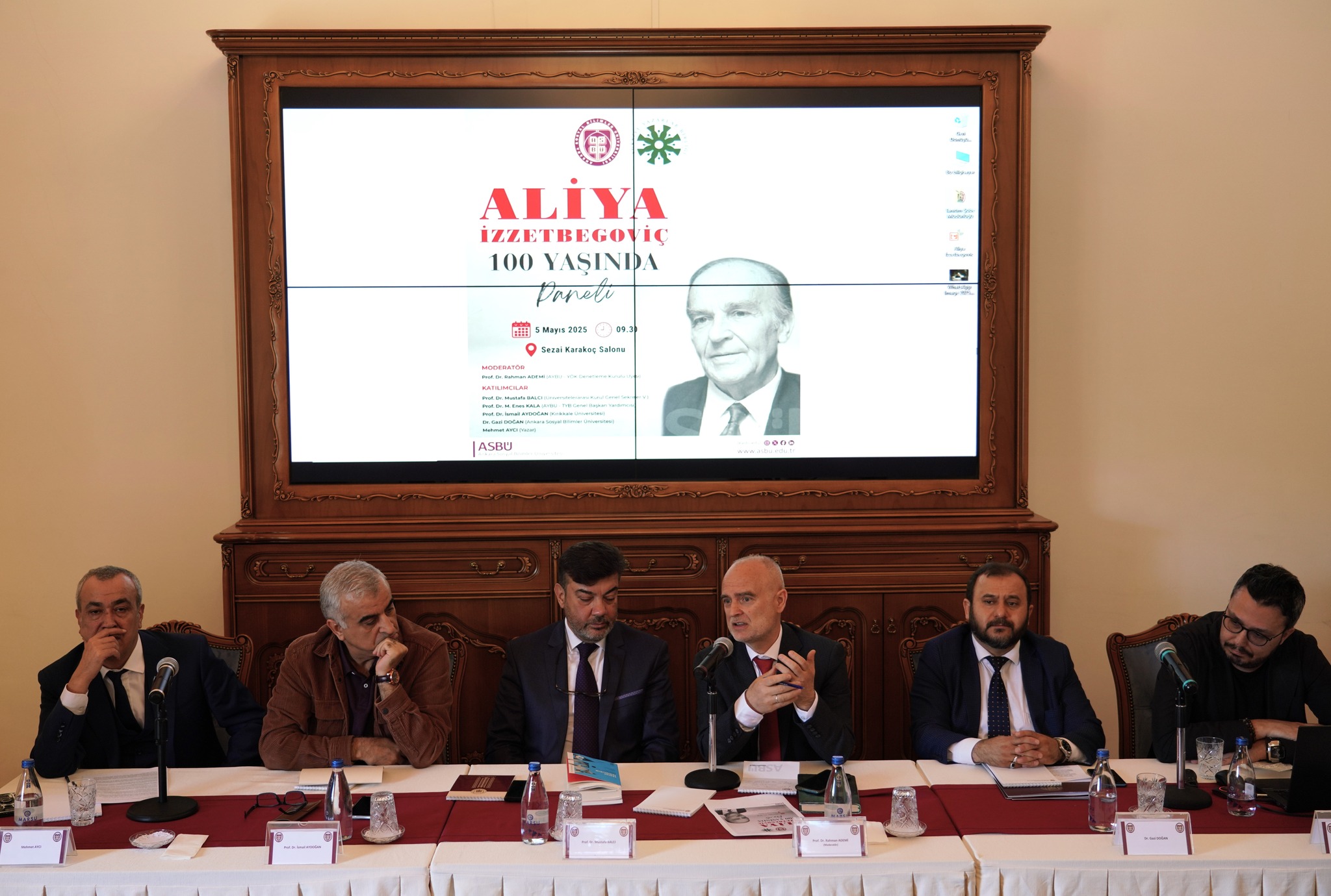 kürsüde konuşuyor