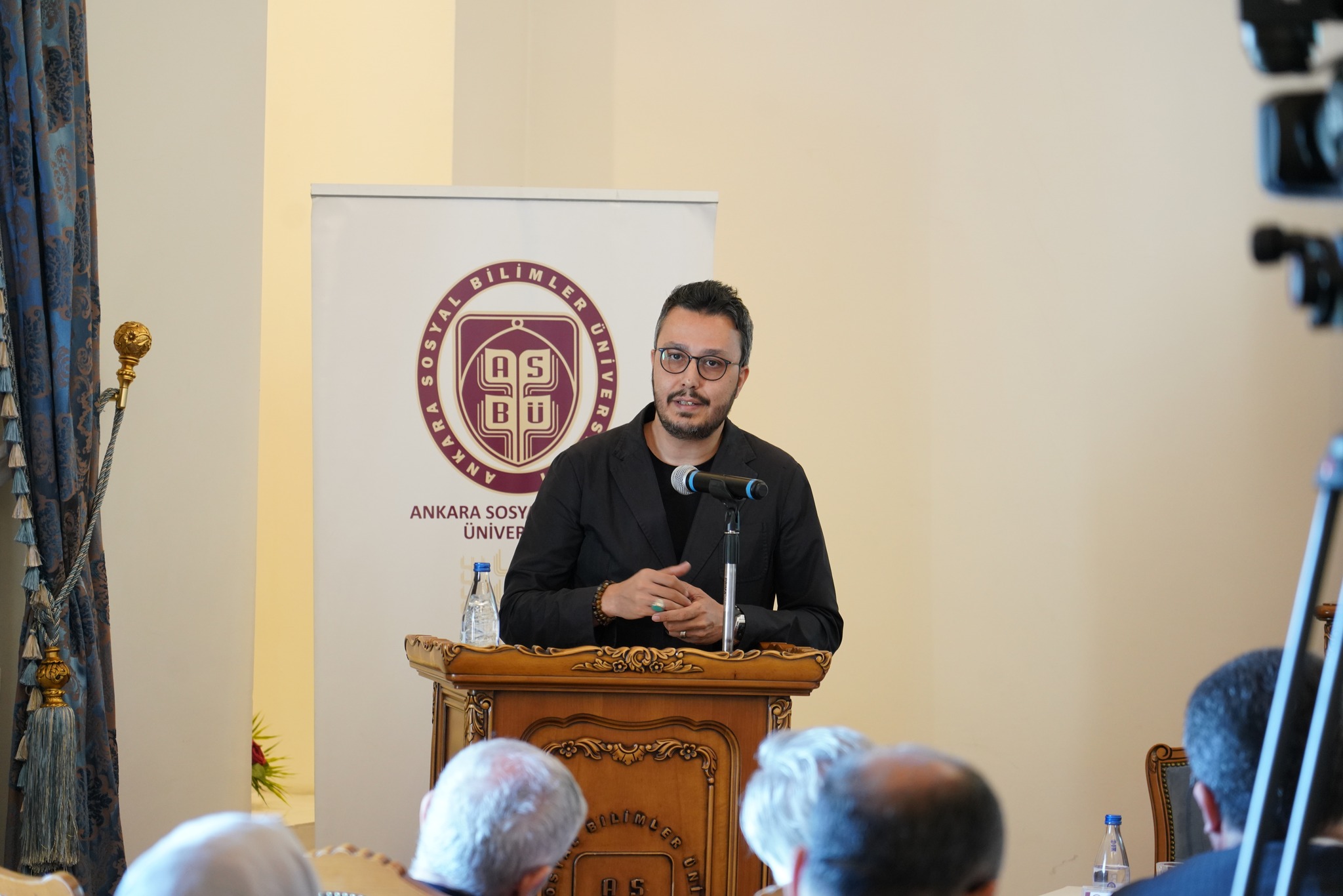 kürsüde konuşuyor