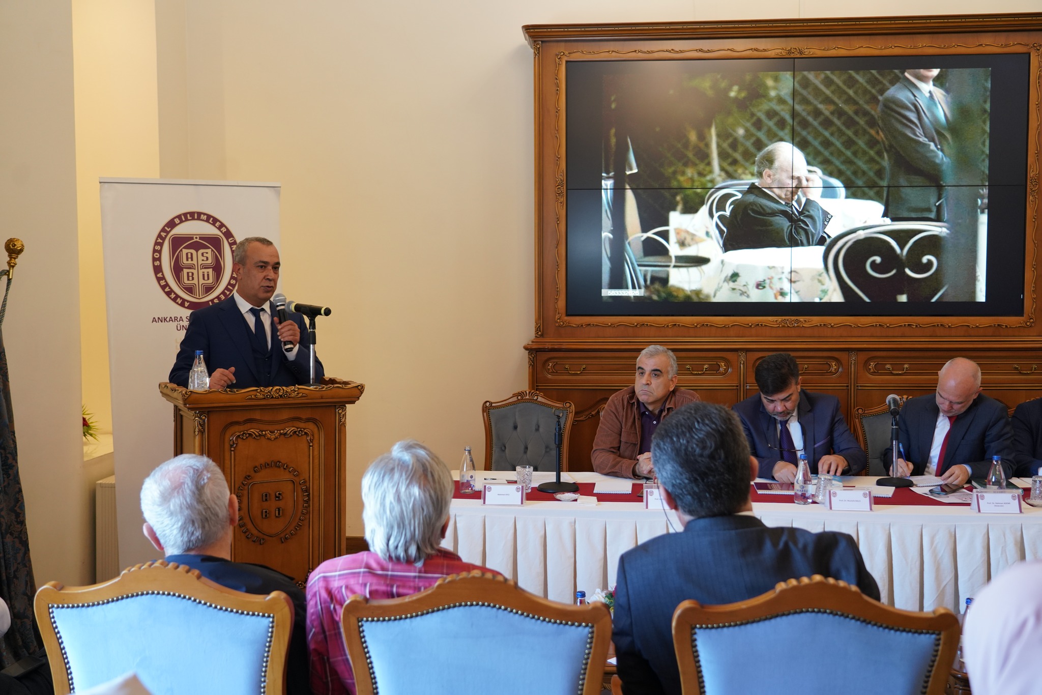 konuşmasını yapıyor